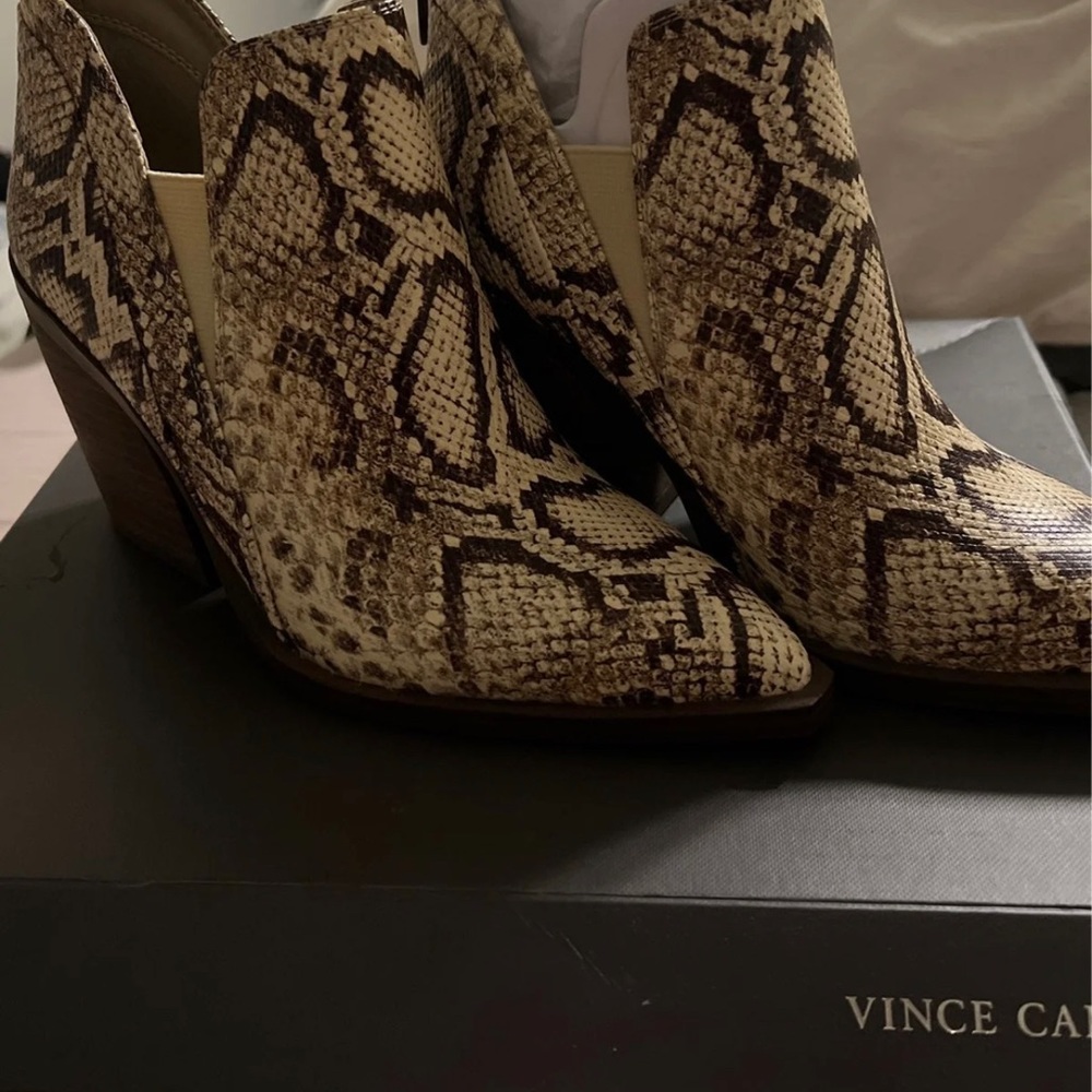 Vince camuto booties Sz 51/2m